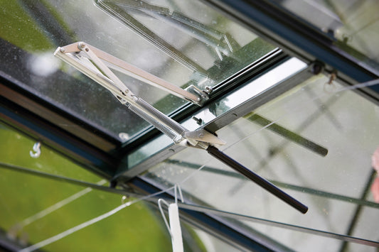 Automatischer Fensteröffner am geöffneten Dachfenster, von innen gesehen