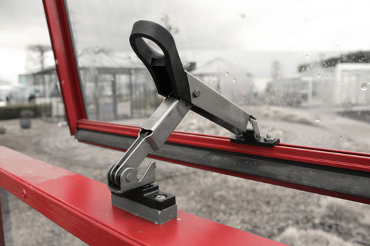 Axaflex-Fensteröffner mit schwarzem Griff am Seitenfenster