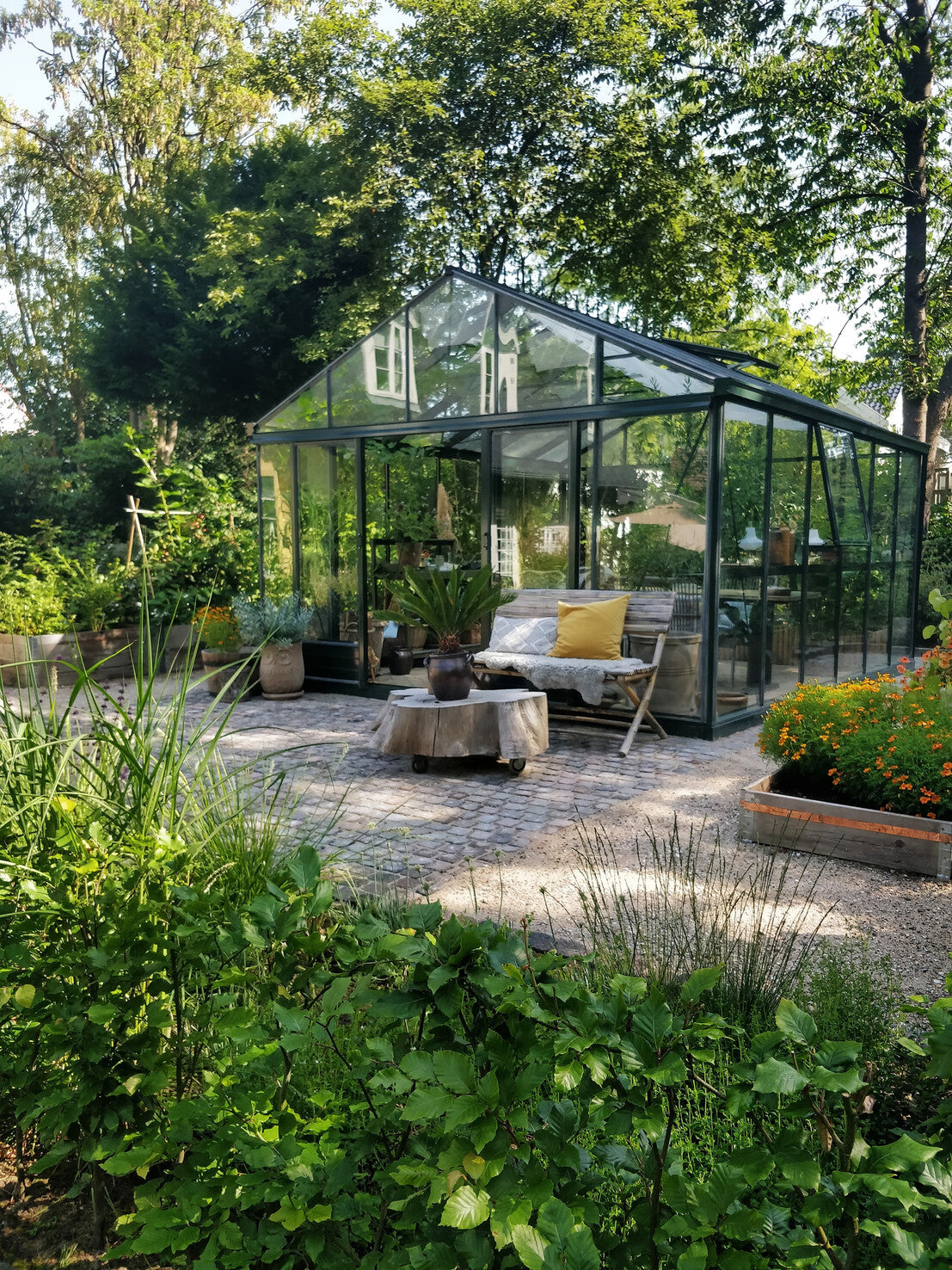 Euro Plus Gewächshaus in Tannengrün im Garten, Seitenansicht mit Sitzbank