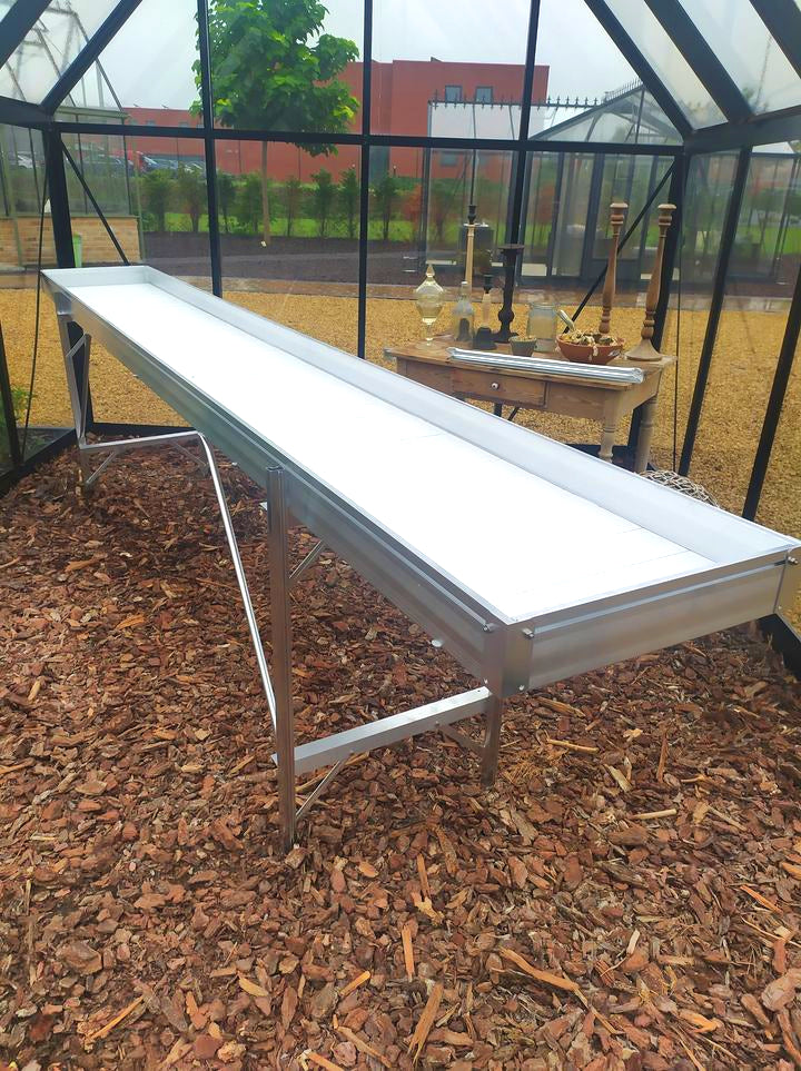 Freistehender Gärtnertisch in Einzel-Ausführung aus Aluminium mit einer Wanne in einem schwarzen Gewächshaus